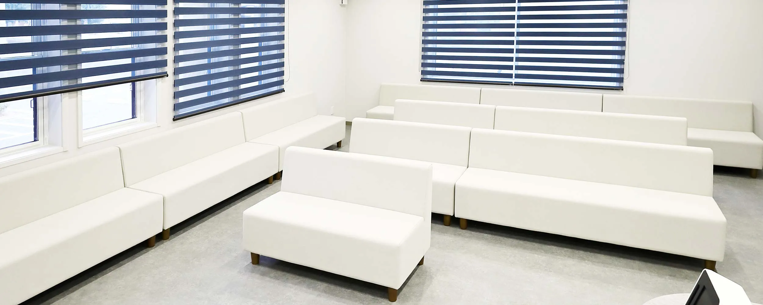 伊奈整形外科・せぼねクリニック 待合室